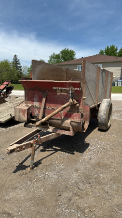 INTERNATIONAL PTO FEEDER WAGON