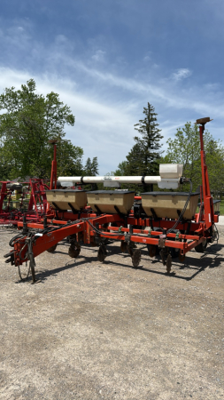 KINZE/NEW IDEA 6 ROW DOUBLE FRAME NO-TILL PLANTER