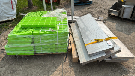 LOT OF POLY HOG FLOORING WITH HEAT PADS AND STAINLESS SUPPORTS