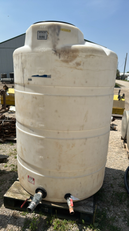 500 GALLON VERTICAL POLY TANK