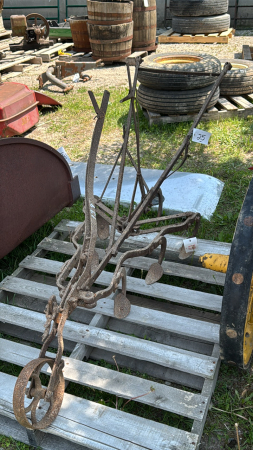 ADJUSTABLE HORSE SCUFFLER