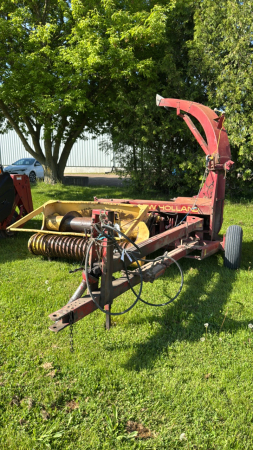 NEW HOLLAND 770 HARVESTER W/PICKUP HEAD