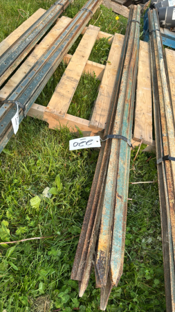 LOT OF 10 STEEL 8FT T-POSTS