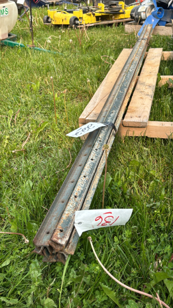 LOT OF 10 STEEL 8FT T-POSTS