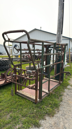 HOOF TRIMMING CRATE