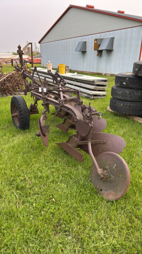 INTERNATIONAL 3 FURROW TRAIL PLOW
