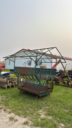 ROUND BALE FEEDER FOR SHEEP OR GOATS WITH ROOF