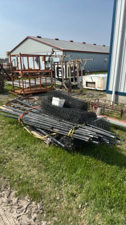 LOT OF APPROX. 400FT OF BLACK CHAIN LINK FENCE