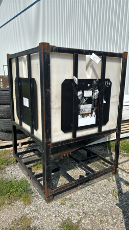 LIQUID HOPPER TANK IN STEEL FORKLIFT FRAME