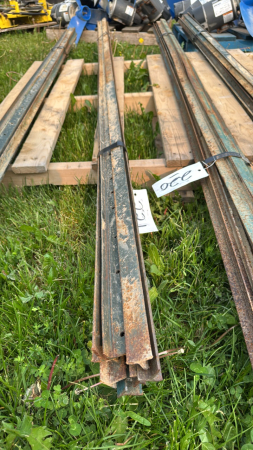 LOT OF 10 STEEL 8FT T-POSTS