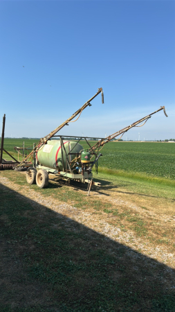 TURNCO 570 GALLON TANDEM SPRAYER