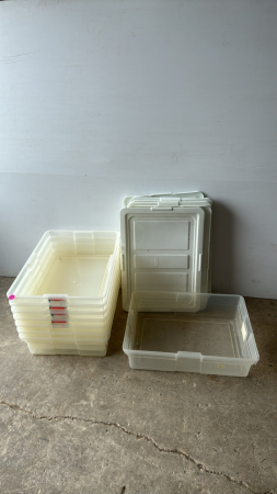 (8) 26.4L Rubbermaid Totes with Lids