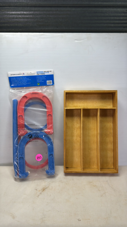 Plastic Horseshoe & Ring Set & Wooden Cutlery Tray
