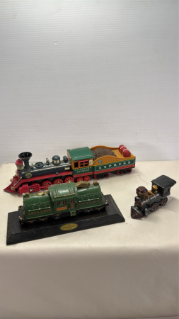 Assorted Train Pieces
