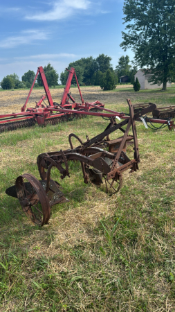 ANTIQUE 2-FURROW TRAIL PLOW