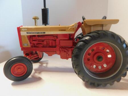 1/16 Ertl 1996 Coll Edn Int. Farmall 1026 Demo