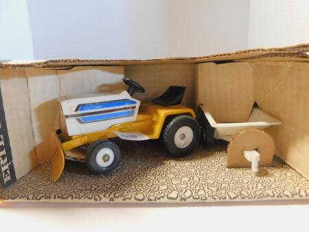 1/16 IH Cub Cadet 1650 Lawn Mower, NIB