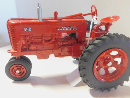 1/16 Eska McCormick 400 Tractor - Standard Rims