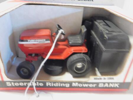 1/16 Turf Power Lawn Tractor w/Bagger Bank