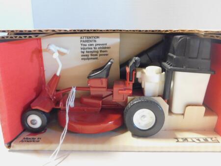 1/16 Snapper Lawn & Garden Tractor