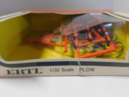1/32 Ertl Orange Plow MF Massey Ferguson Box