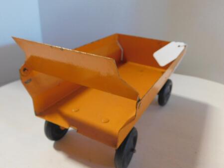 1/16 Slik Minneapolis Moline Yellow Wagon
