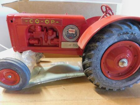 1/16 Coop NO 3 Tractor, Toy Farmer Edn