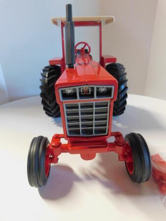 1/16 IH 1066 Tractor w/ROPS