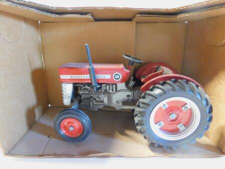 1/16 Massey 135 Tractor