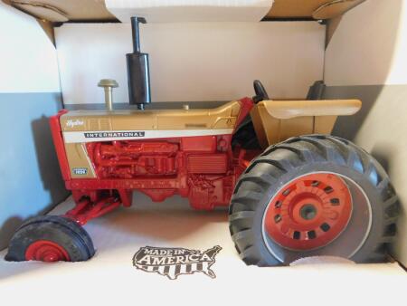 1/16 IH 1026 Gold Demo Tractor, Collector Edn