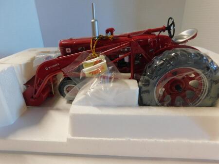 1/16 2006 IH 450 Tractor, Canada Farm Show Edn