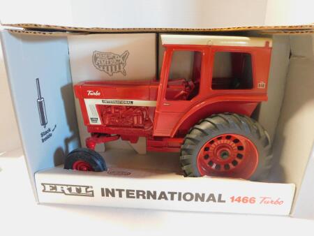 1/16 IH 1466 Tractor w/ Red Cab, Colletor Edn