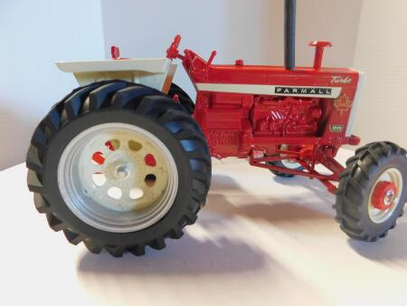 1/16 IH Farmall 1206, '04 Ont. Toy Show Edn