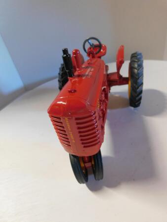 1/16 1997 MH 33 Tractor, Canada Farm Show Edn