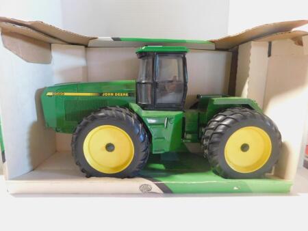 1/16 JD 8560 4WD, NIB