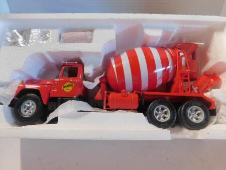 1/32 First Gear Mack R Model Mixer, Manitou