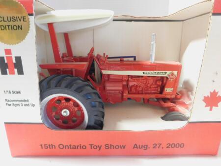 1/16 Int. Farmall 856 2000 Ont. Toy Show Edn