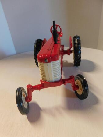 1/16 1986 IH 350 Tractor, Canada Farm Show Edn