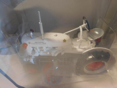 1/16 Farmall Cub (White), NIB