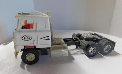 1/25 Plastic IH Transtar Tractor Trailer