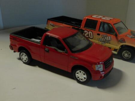 1/32 Home Depot Pick Up Dually & Ford F150 STX