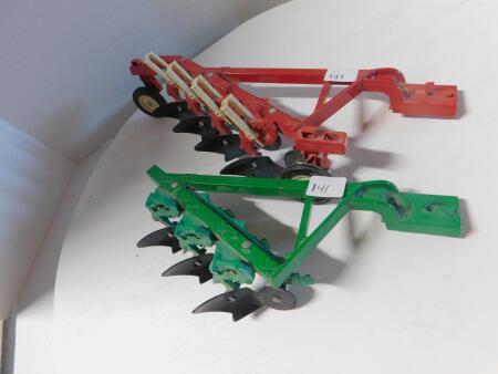 1/16 Ertl IH 4 Furrow Plow & Green 3 Furrow Plow