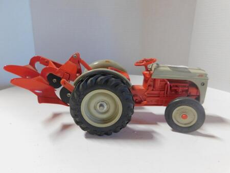 1/16 Ford 8N w/2 Furrow Plow