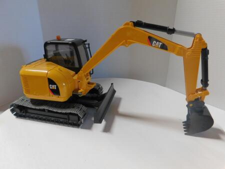 1/16 Bruder Cat Excavator w/Blade