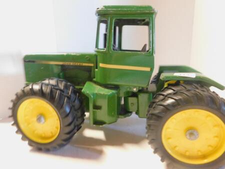 1/16 JD 8640 4WD Tractor