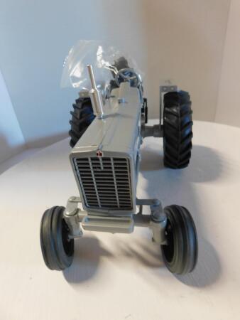 1/16 10 IH 1206 Silver Tractor