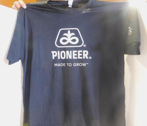 Roots Sweater (L) Pioneer t-shirt (M)