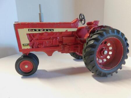 1/16 Farmall 806 Clam Fenders, Rear Metal Rims