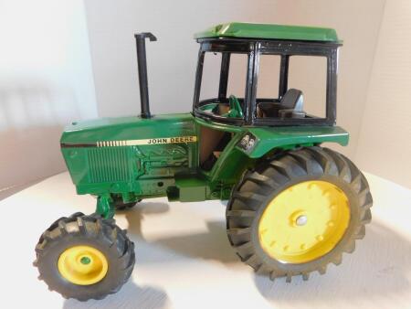 1/16 John Deere 2550 MFWD and Cab, shelf version