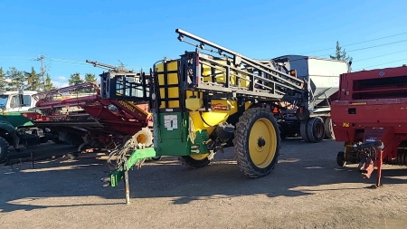 Demco 1250 Sprayer w/90ft Boom